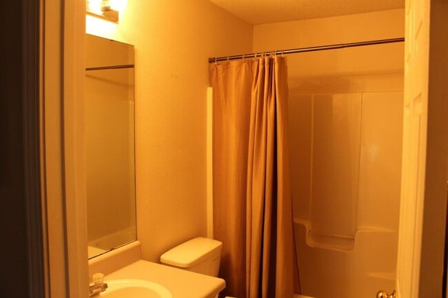 Building Photo - 4 Bedroom in Waterfront Subdivision!