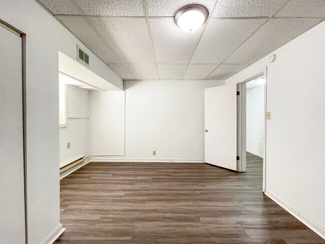 Building Photo - Preleasing for August 2026! 3 Bedroom Apar...