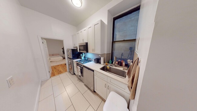 Building Photo - 221 E 83rd St