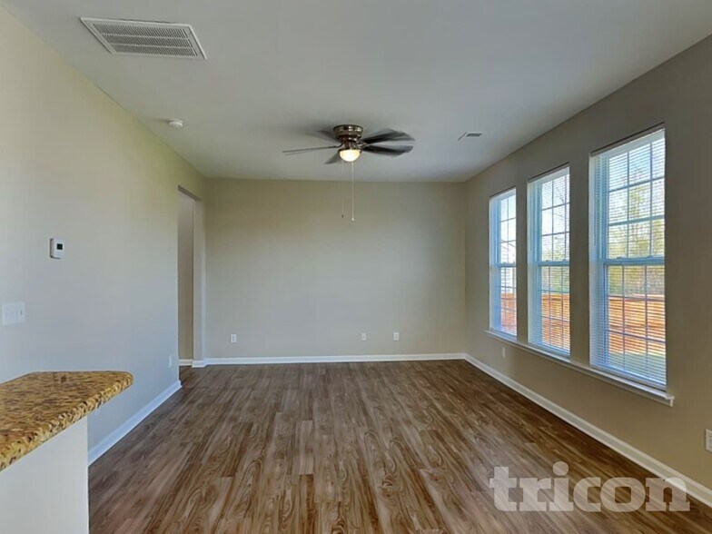 Building Photo - 651 Braekel Way