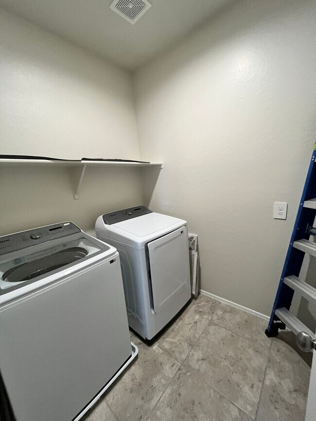 Building Photo - 4 Bedroom 2.5 Bathroom 2 Story Single Family Home