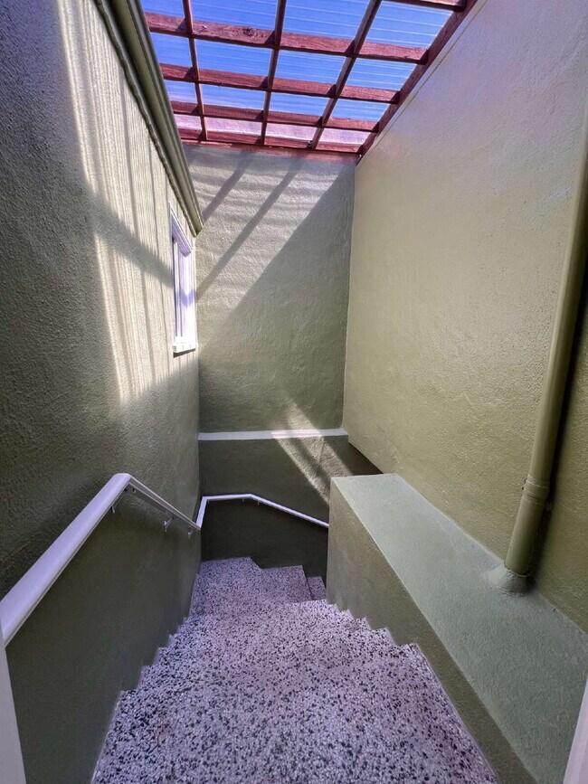 Building Photo - "Charming Urban Retreat: Cozy 1-Bedroom Haven in Daly City!"