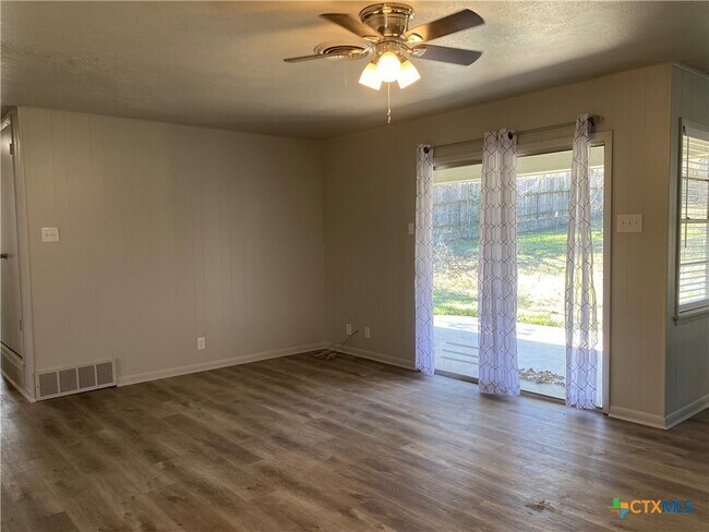 Building Photo - 706 Forest Dr