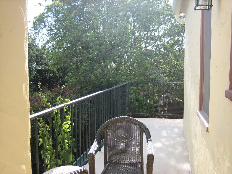 Building Photo - 834 12th St