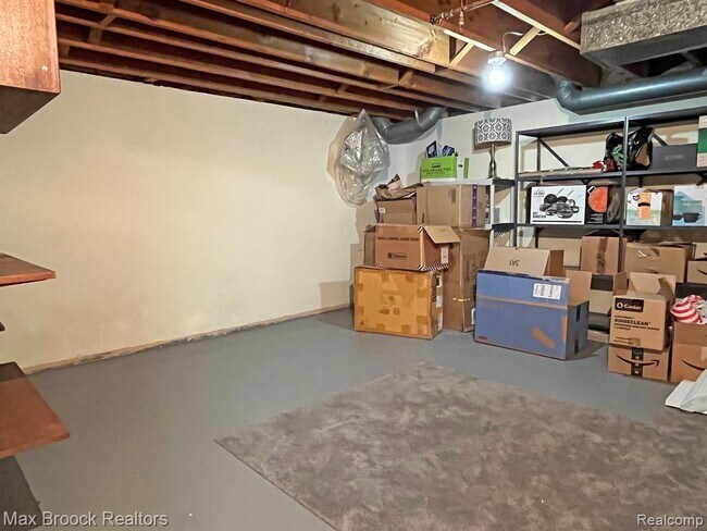 Building Photo - 801 W Long Lake Rd