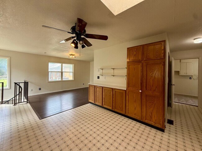 Building Photo - 5 Bedroom 2 Bathroom in Derby, KS