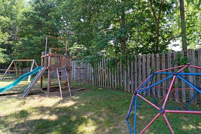 Building Photo - Pet-Friendly 4 Bedroom Home in Forest Lakes South