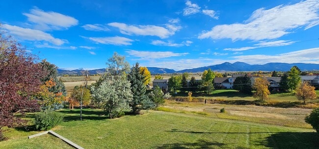 Building Photo - Newly Renovated 3Bed/2Bath Home Now Availa...