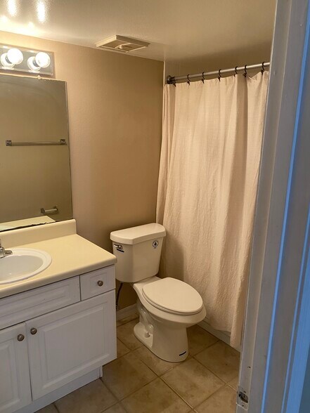 Building Photo - 1000 W Horatio St