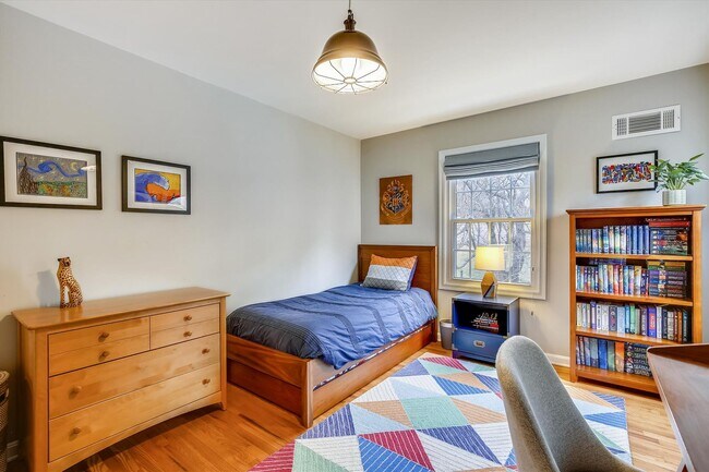 Building Photo - Fabulous 5BR 2.5BA Located in Close in Roc...