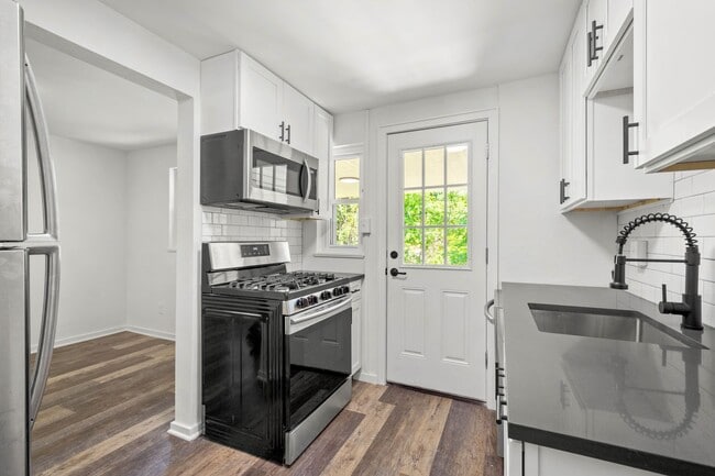 Building Photo - AVAILABLE OCT 1ST! DON'T MISS THIS RENOVAT...