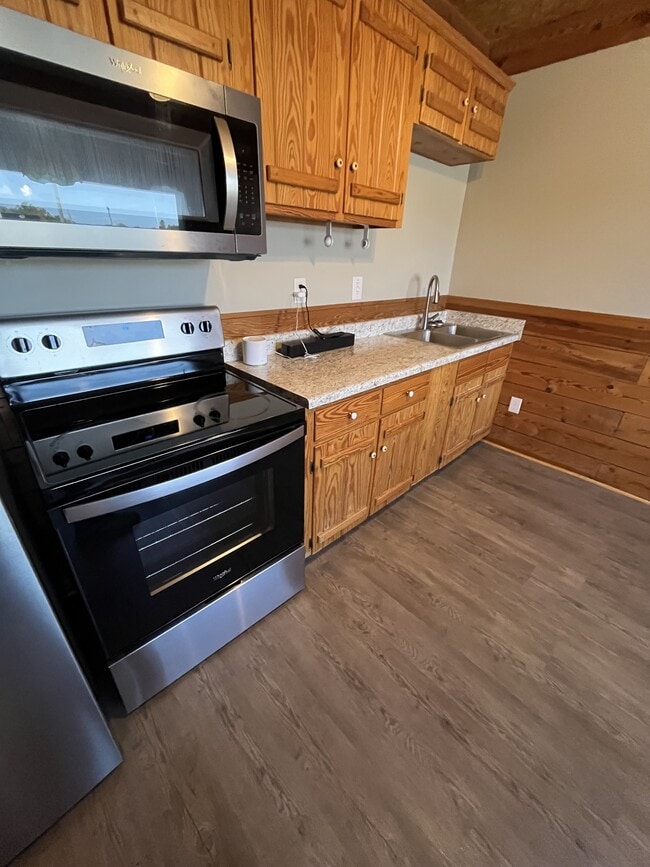 Building Photo - 214 Oak St SW