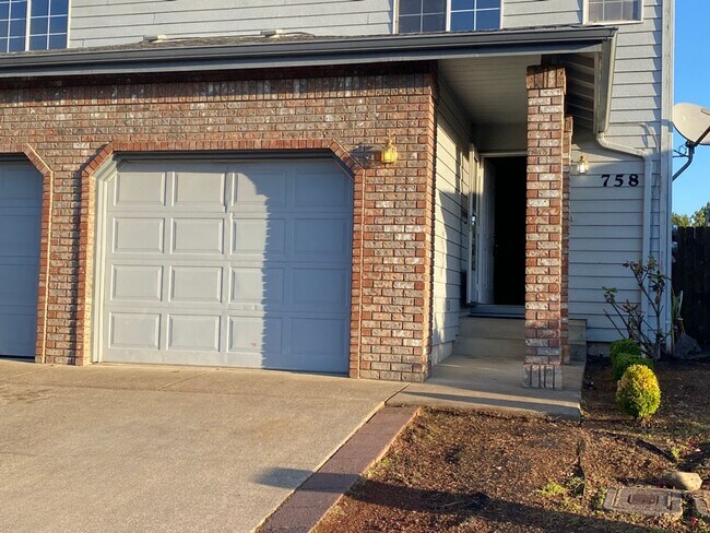 Building Photo - 758 N Cloverleaf Loop