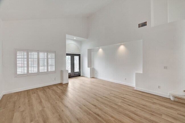Building Photo - Spacious 5-Bedroom Retreat with Dual Firep...