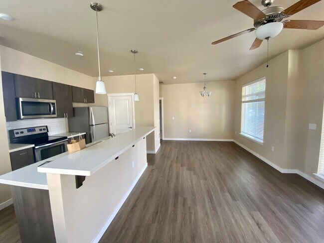 Building Photo - 1 bedroom Townhome with attached garage