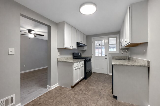 Building Photo - Spacious 3 Bedroom Home | Central AC | Finished Basement | Parking