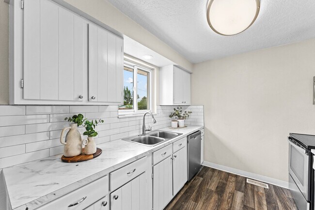 Building Photo - Spacious 4 Bedroom, 2 Bath Home on Boise Bench!