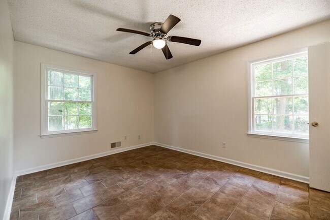 Building Photo - 170 Garnett Ridge Dr