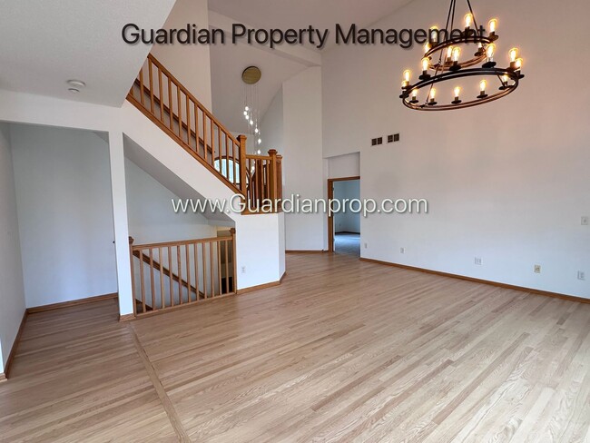 Building Photo - Minnetonka Home, 3 Car Garage, Large Primary, Updated Kitchen, Patio