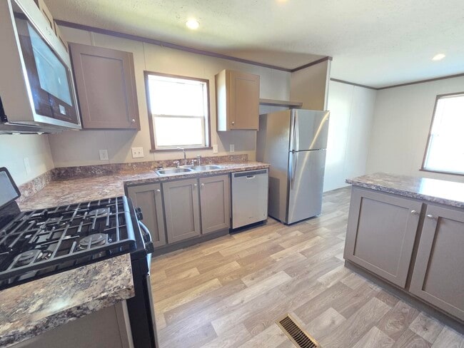 Building Photo - 299 Tamarack