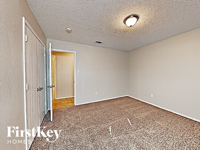 Building Photo - 553 Linacre Dr