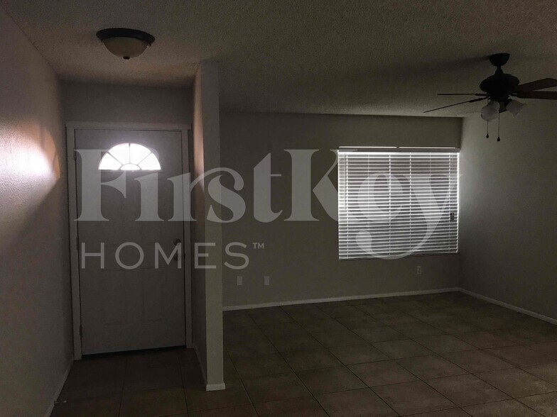 Building Photo - 5520 W Golden Ln