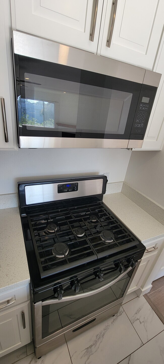 5 burner stainless steel stove with griddle attachment - 14126 Tiara St