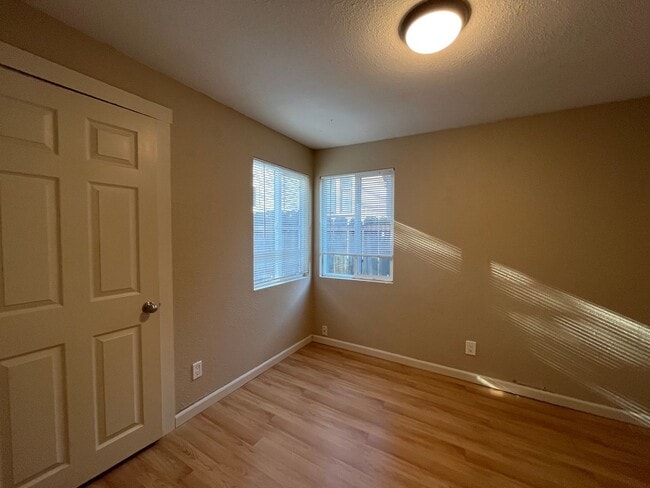 Building Photo - Updated and Bright 3 Bedroom 2 Bath Home in NE Portland (PDX/Columbia River)