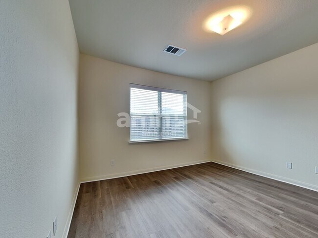 Building Photo - 1544 Park Trails Blvd