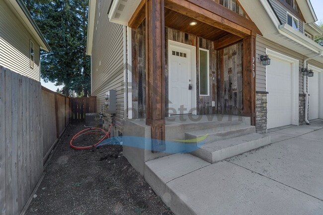 Building Photo - 3 Bedroom 3 Bathroom Home with Attached Ga...