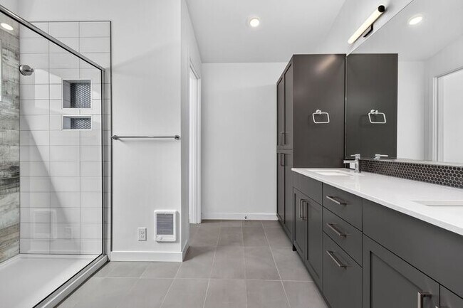 Building Photo - ULTRA-MODERN Air Conditioned Townhome in Beacon Hill (1st Month Free)