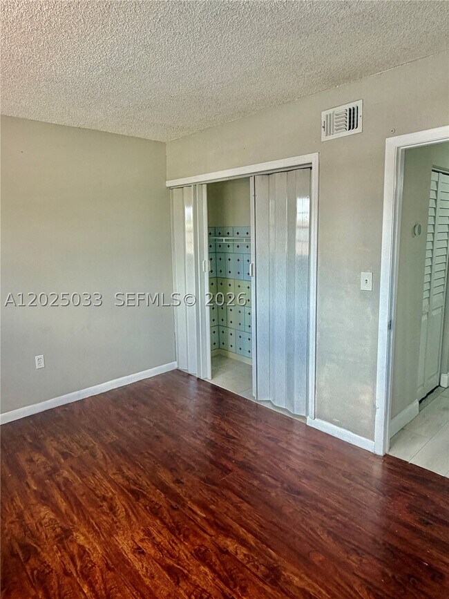 Building Photo - 1705 W 57th St
