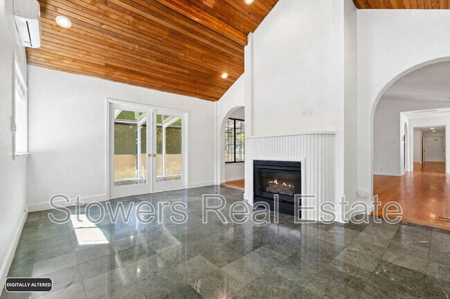 Building Photo - 1121 Douglas Ct