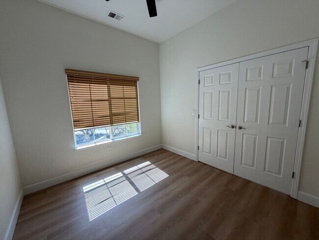 Building Photo - 1174 University Ridge Dr