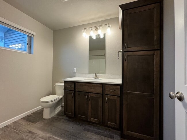 Building Photo - Townhome 2 Blocks from Legacy High School!