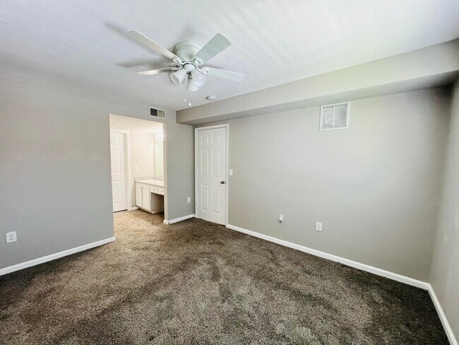 Building Photo - 141 SW Palm Dr