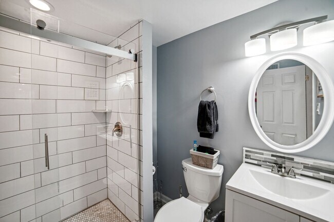 Building Photo - Wonderful 2BR/3.5BA townhouse located in B...