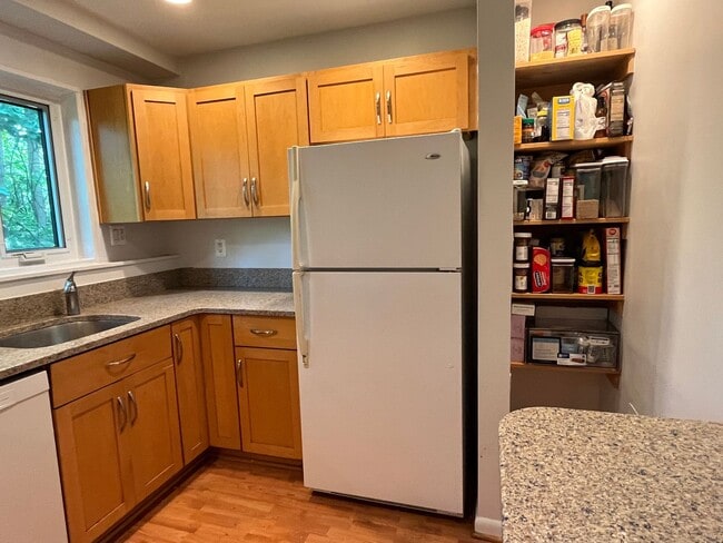 Building Photo - Great 2BR located in Northern Bethesda