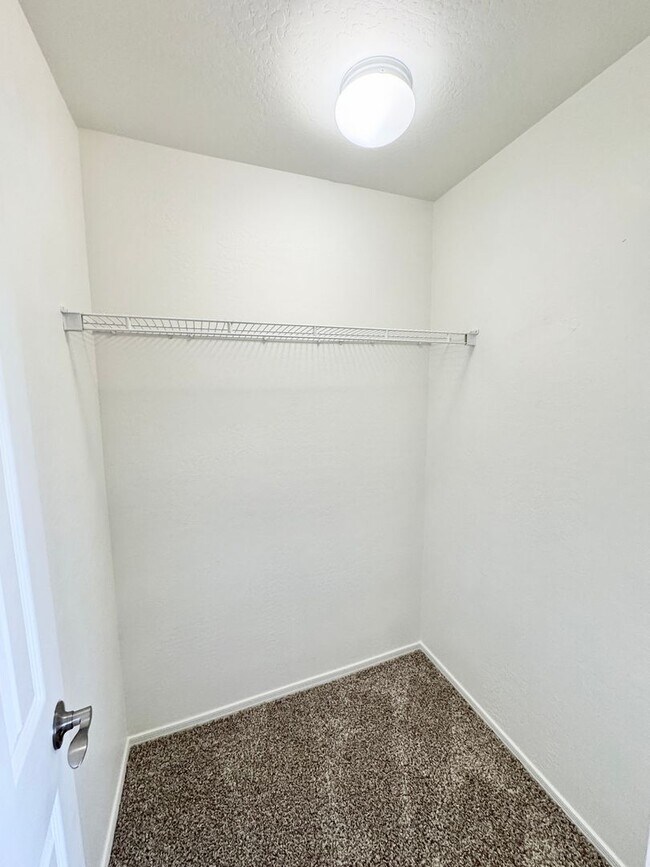 Building Photo - Remodeled 5 Bedroom/3 Bath Home. Upgraded Flooring & Kitchen!