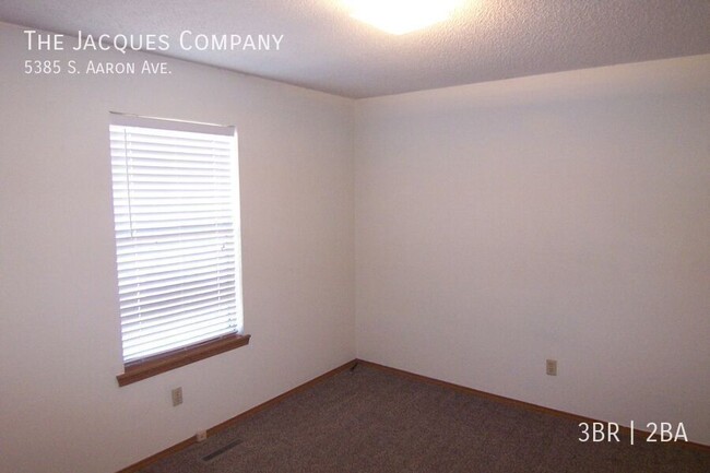 Building Photo - Very Clean 3 Bedroom 2 Bath 2 Car Garage V...