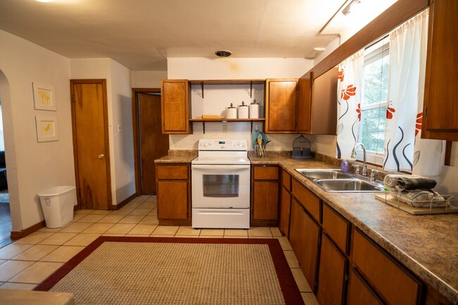 Building Photo - 1311 Paris Rd