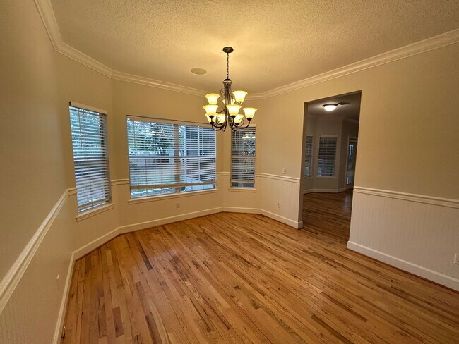 Building Photo - Spacious and Perfectly located 4/2 home in...