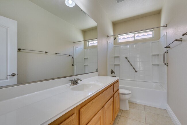 Building Photo - Spacious & Beautiful 3-Bedroom Home in Gat...
