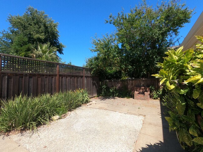 Building Photo - CHARMING TWO BEDROOM SAN RAFAEL HOME A FEW BLOCKS FROM DOWNTOWN