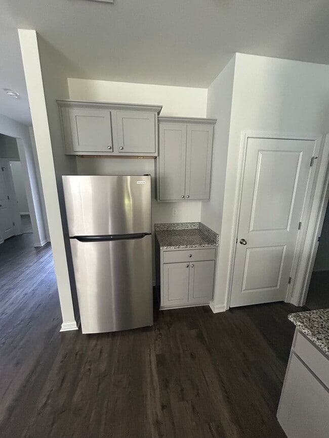 Building Photo - 304 Emery Oak Dr