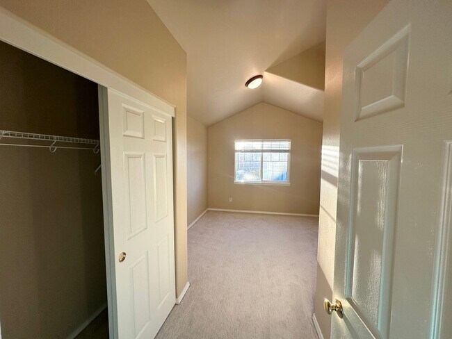 Building Photo - Beautiful 3 Bedroom Townhouse in West Linn!