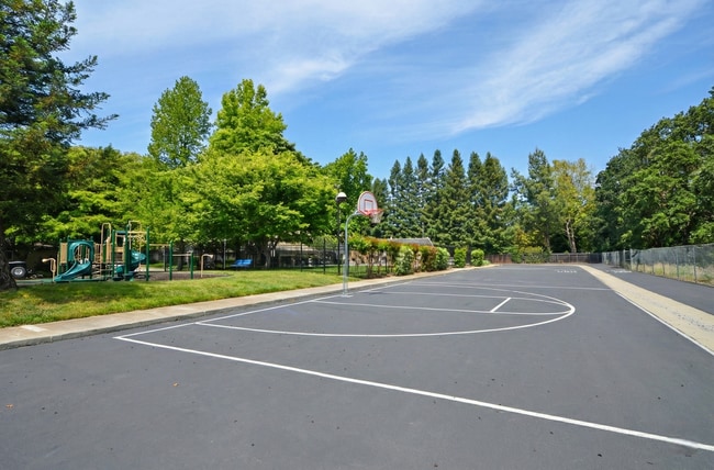 Building Photo - Pleasanton 2BD Townhouse w/ Granite Kitchen, Plank Floors, Community Amenities & Top Schools