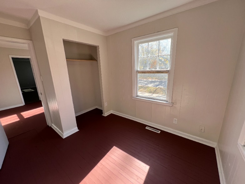 Building Photo - 912 E Skinner St