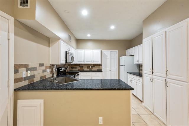 Building Photo - 2221 Meadowstone Dr