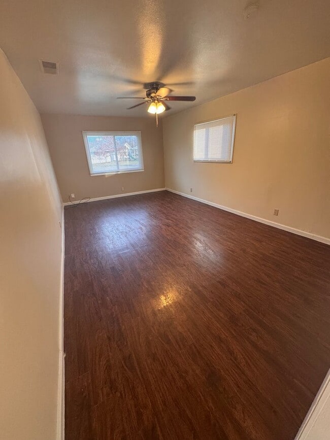 Building Photo - 3504 Oakview Dr